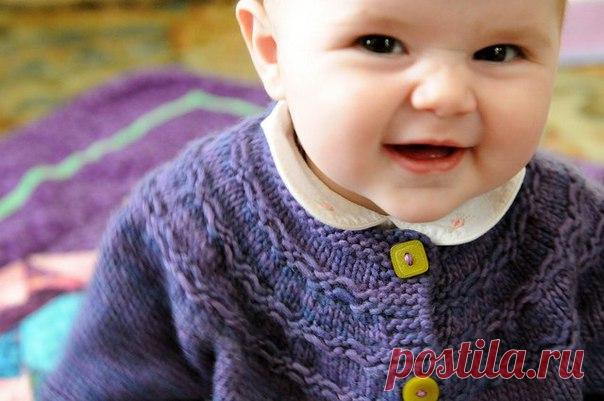 Жакет для малыша спицами

Простой и практичный жакет для малышей украшен рельефным рисунком, который очень легко выполняется снятием петель с протяжкой нити с лицевой стороны изделия. Подходит как для девочек, так и для мальчиков. Отлично смотрится в различной цветовой гамме, в подтверждение чего имеются фото в конце записи.

Понадобится:
150 грамм пряжи толщиной около 331 м. в 140 г. (100% акрил Bernat Softee Baby),
круговые и чулочные спицы № 4,
2 держателя петель,
крючо...