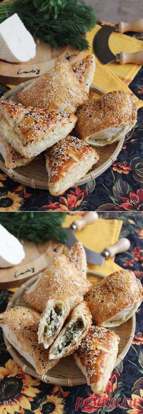 Слоёные пирожки с сыром и зеленью. Это пирожки с кавказским колоритом - с адыгейским сыром, с зеленью, острые и пряные. Для бы / vk.com / Surfingbird.ru