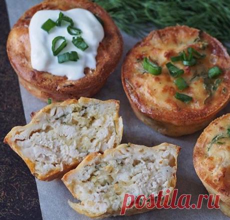 КУРИНЫЕ МАФФИНЫ С СЫРОМ

Эти маффины можно кушать как в горячем, так и в холодном виде. Получается очень вкусно и сытно. Удобно, что блюдо порционное, можно взять на перекус, например

НА 10 ШТУК
350 грамм куриного филе, 2 яйца, 250 грамм молока, 120 грамм муки (у меня рисовая), соль, перец, сушеный чеснок по вкусу, 80 грамм сыра, пучок свежей зелени.
1Куриное филе отварить до готовности и разобрать на волокна.
2В миске смешать яйца, молоко, муку, соль, перец, чеснок и вен...