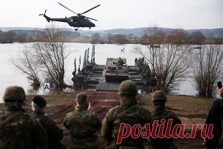 В Италии рассказали о подготовке НАТО к защите от России. НАТО нужно как минимум 300 тысяч солдат для защиты восточного фланга Европы, от Балтийского до Черного моря. «По схеме, одобренной в 2022 году на мадридском саммите, первое ядро в 100 тысяч человек должно быть готово к действию в течение десяти дней», — пишет итальянская газета Corriere della Sera (CdS).