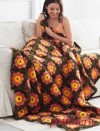 Покрывало садовые цветы Покрывало из мотивов с цветочным орнаментом, связанное крючком. Каждый мотив вяжется по кругу по схеме, приведенной в описании...