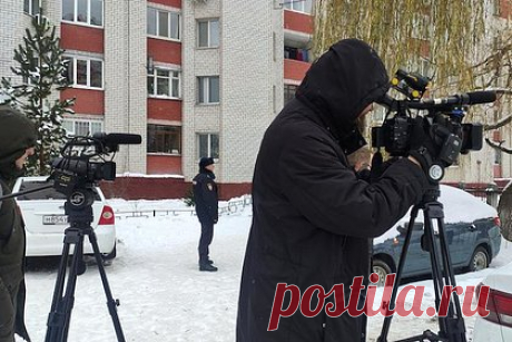 Появились данные о стрелявшей в брянской школе ученице. Восьмиклассница, устроившая стрельбу в брянской гимназии, не была на учете полицейского подразделения по делам несовершеннолетних, в конфликтах не была замечена. Девочка училась средне, уроки не прогуливала, вела себя неприметно. Сейчас силовики выясняют у школьного психолога данные на ученицу.