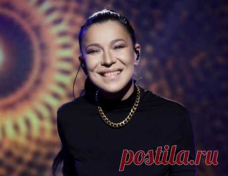 Певица Елка показала стройную фигуру в облегающем костюме для фитнеса