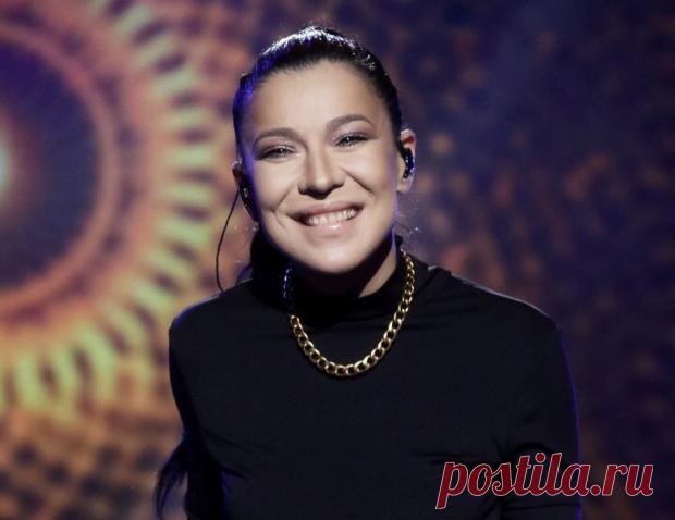 Певица Елка показала стройную фигуру в облегающем костюме для фитнеса