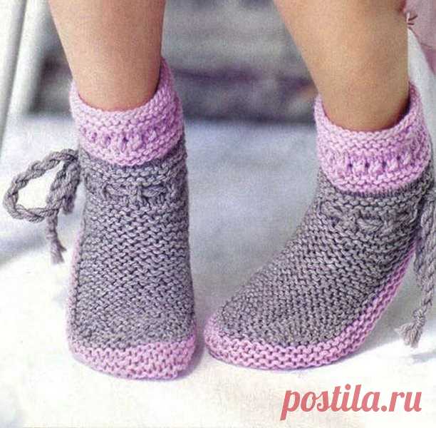 Теплые носки лицевой гладью , описание Размер: 30(38-39).Вам потребуются: пряжа Novita Isoveli (75% шерсть, 25% полиамид, 65 м/50 г) -50(100 г серого 067) 100 г розового цвета (503)носочные спицы №5.Платочная вязка: лиц. и изн. ряды — только лиц. петли;при круговом вязании попеременно 1 ряд лиц. п. и 1 ряд изн. п.Лицевая...