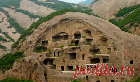 Жизнь в камне: уникальные города в скалах разных стран Жизнь в камне: уникальные города в скалах разных странОбычно города древности строили на берегу реки или возвышенности. Но когда археологи стали изучать планету подробнее, они нашли и целые города, по...