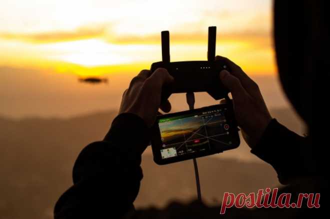 В России разработали новую модель FPV-дрона «Овод-10». БПЛА сможет доставлять провизию и боеприпасы для бойцов в наиболее опасные районы передовой.
