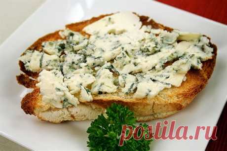 Тосты с пармезаном, голубым сыром и зеленым луком рецепт – Европейская кухня: Сэндвичи. «Еда»