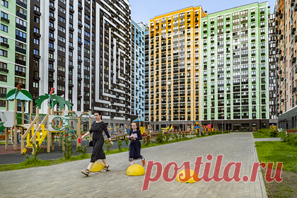 Россияне ринулись снимать квартиры в Москве. В российской столице зафиксировано 30-процентное увеличение спроса на арендное жилье. Люди ринулись снимать квартиры в Москве на длительный срок после небольшого затишья в летний период 2021 года, сообщает ТАСС со ссылкой на экспертов в области недвижимости от компаний ЦИАН, Tweed и Est-a-Tet.
