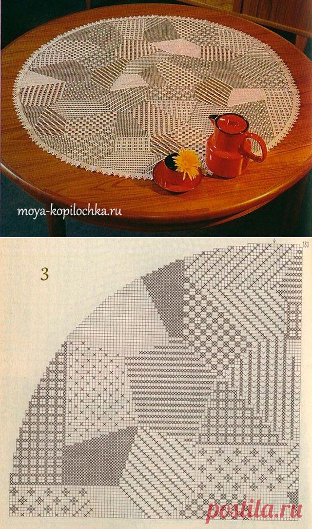 Оригинальная салфетка крючком в стиле пэчворк техникой филейного вязания.