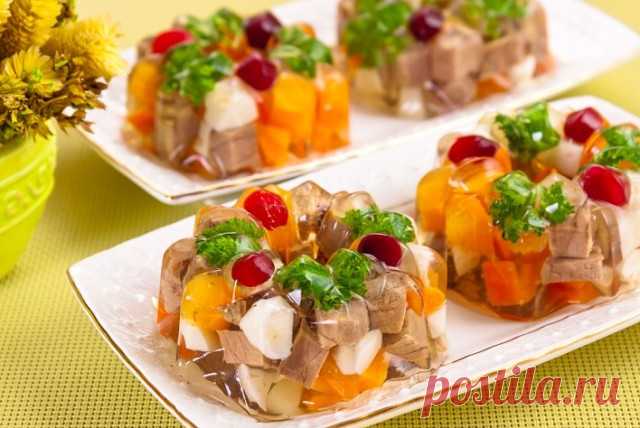 Мясное заливное с гранатом
1  350 г говяжьей вырезки отварим до мягкости со 150 г моркови, 100 г лука, корнем петрушки. Варианты замены говядины: говяжий язык, телятина, куриное филе. За 10—12 мин. до окончания варки бульон хорошо подсолим, положим лавровый лист, сушеный сельдерей, 5 горошин перца.
2  Достанем из бульона готовую говяжью вырезку, овощи, коренья. Процедим жидкость. Морковь и мясо слегка остудим, нарежем красивыми кубиками. Сварим вкрутую 2 яйца. Для заливног...