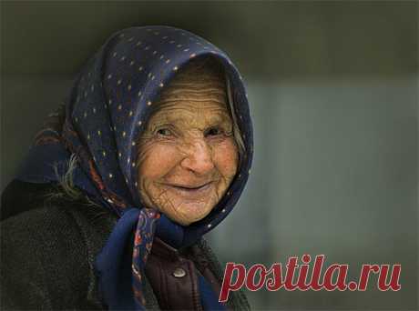 На пляже семья купалась и строила замки из песка. Возле них крутилась старушка: седые волосы, рваная одежда. Она собирала что-то с песка. Родители: "Держитесь от нас подальше". Она улыбнулась и ушла, гремя в сумке осколками стекла, которыми дети могли порезать себе ноги.