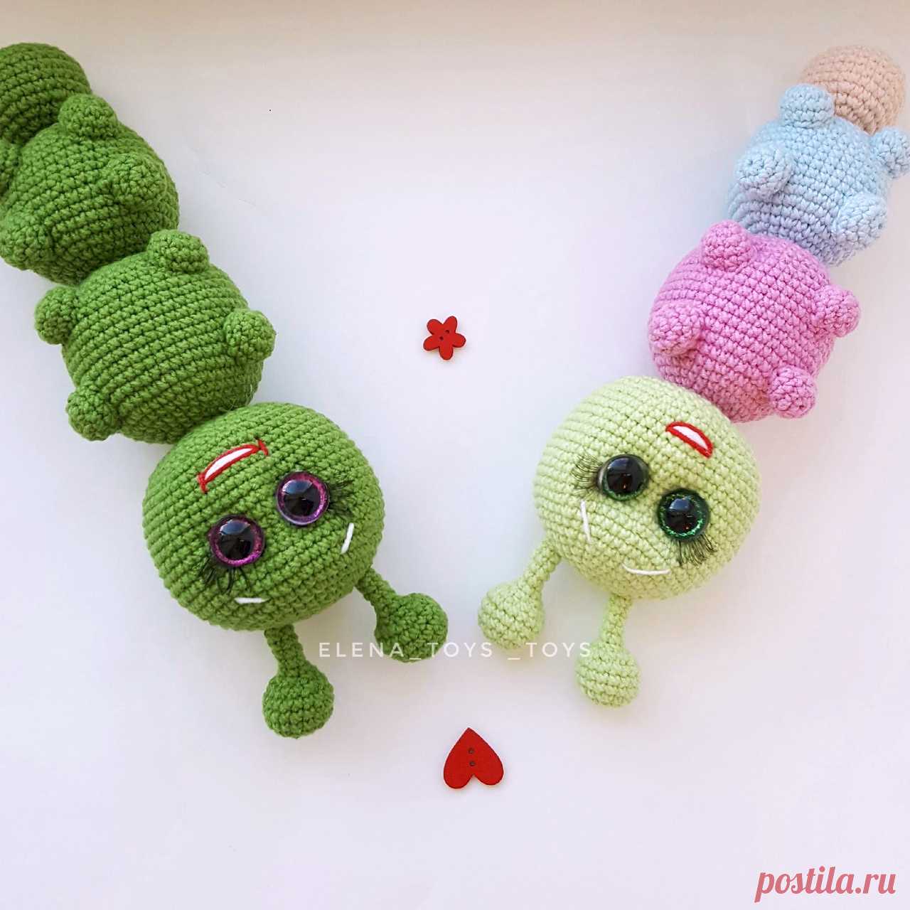 PDF Гусеница Буся крючком. FREE crochet pattern; Аmigurumi toy patterns. Амигуруми схемы и описания на русском. Вязаные игрушки и поделки своими руками #amimore - детская погремушка в виде гусеницы, вязаная гусеничка из обычной пряжи, насекомое.