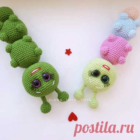 PDF Гусеница Буся крючком. FREE crochet pattern; Аmigurumi toy patterns. Амигуруми схемы и описания на русском. Вязаные игрушки и поделки своими руками #amimore - детская погремушка в виде гусеницы, вязаная гусеничка из обычной пряжи, насекомое.