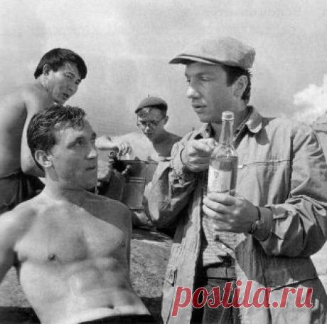 Интересные фото знаменитых людей Владимир Высоцкий и Савелий Крамаров на съемках фильма Федора Филиппова «На завтрашней улице», Юрмала, 1964 год.
Анатолий Папанов и Андрей Миронов у входа в Театр Сатиры, 1986 год, Москва.
Юрий Гага…