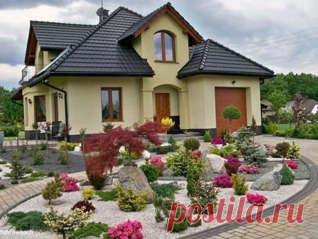 Чудесный дворик с цветником