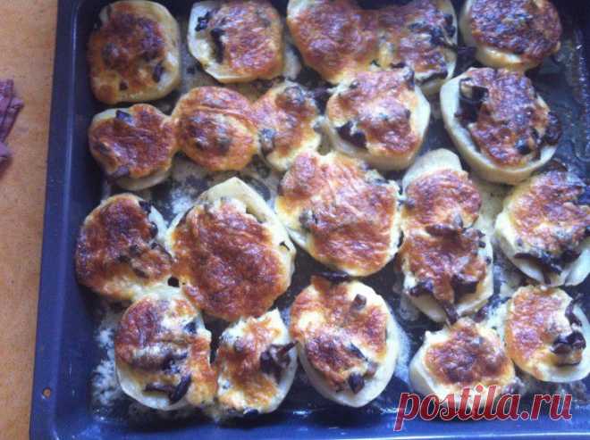 Картофель запеченый с грибами 


Картофель, разрезанный пополам, ложечкой удалить из нутри и посолить, заполнить слегка отваренными грибами и сверху закрыть смесью майонеза (сметаны) с сыром.

Весь картофель выложить на протвень, на дно которого добавить немного воды и запекать при температуре 200гр.

Когда корочка зарумянится, накрыть фольгой.