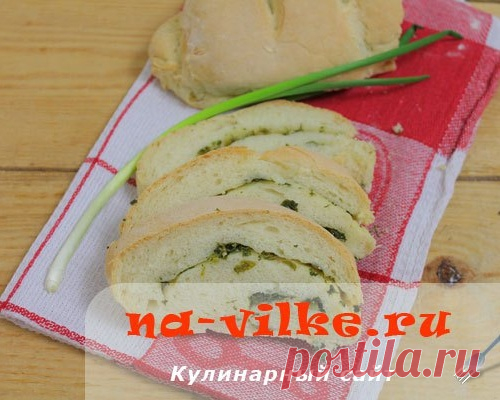 Белый хлеб с зеленью и чесноком