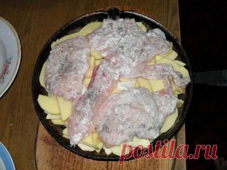 Картошка по-королевски

Ингредиенты:

- 1 кг сырого картофеля
- 1 большая луковица
- 400 г куриного филе
- 200 г твердого сыра
- соль
- перец по вкусу
- 3 столовых ложки подсолнечного масла

Приготовление:

В первую очередь занимаемся мясом, для этого нам потребуется небольшой кусочек филе, примерно 400 грамм. Отбиваем филе на разделочной доске при помощи молоточка. Лучше отбивать большими зубцами, так как маленькие рвут мясо. После того как мы слегка отбили мясо с двух ст...