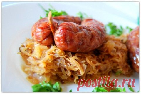 Домашние колбаски и тушённая кислая капуста на шкварках.