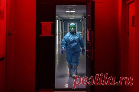 Вирусолог назвал сроки достижения пика заболеваемости коронавирусом в России. Вирусолог Центра имени Гамалеи Анатолий Альтштейн предположил, что Россия достигнет пика заболеваемости омикроном уже на этой неделе. Это произойдет за счет особого механизма оптимизации размножения коронавируса, заявил ученый. По его мнению, нынешняя эпидемия, вероятно, не продержится даже до июня.