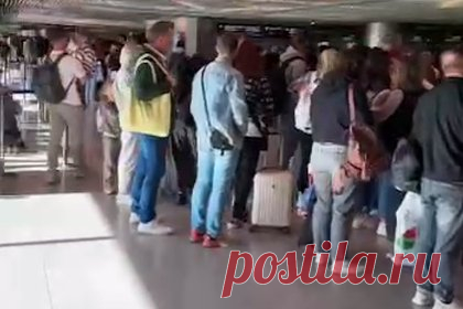 Огромные очереди на паспортном контроле во Внуково попали на видео