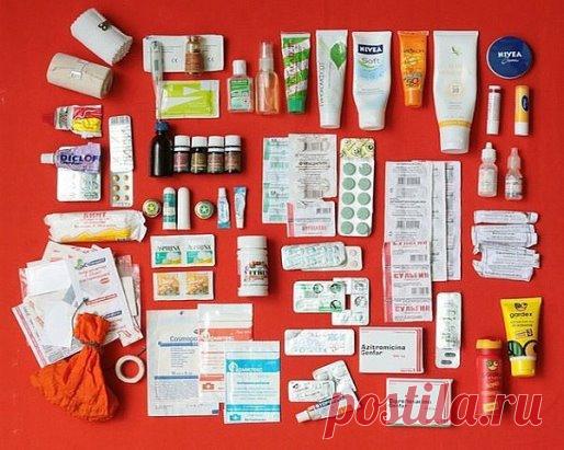 ЛЕКАРСТВА, КОТОРЫЕ ВСЕГДА ДОЛЖНЫ БЫТЬ В ДОМАШНЕЙ АПТЕЧКЕ ☝
Сохрани, чтобы не потерять 📌
🔹 При температуре: нурофен + много воды. Если ноги и руки холодные – добавить папаверин или но-шпа.
🔹 Для обработки ран: перекись водорода или мирамистин, бактерицидный пластырь, бинт.
🔹 От боли: нурофен или пенталгинПри поносе: без температуры – смекта, энтерол или бактисуптил; с температурой – активированный уголь, энтерофурил, регидрон, КИП, затем смекта или бактисуптил + щадящая диета на 5-7 дней.