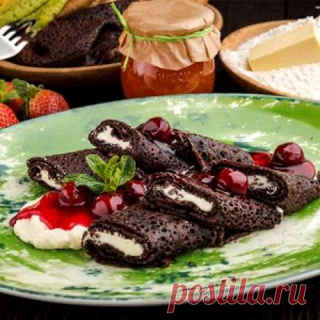 Шоколадные блины с вишневым соусом и сырным кремом: рецепт от шеф-повара Андрея Иванова