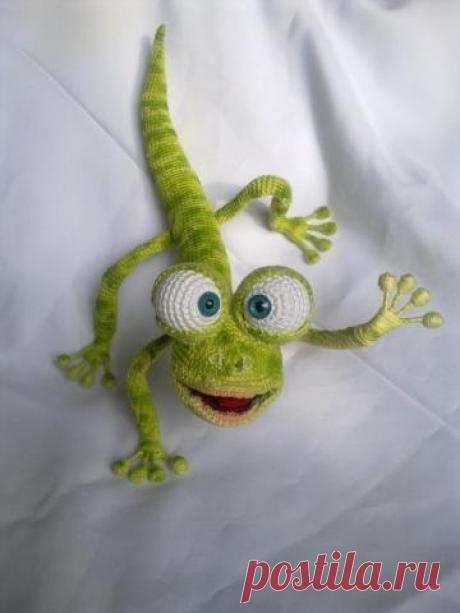 Ящеркa Оскар! Автор idotti 

Такая забавная ящерка добавит изюминки в ваш интерьер! Её можно усадить на спинку дивана, прикрепить на лампу или шторы :) 
Доступ от 10 сообщений! https://ami.guru/forum/topic/44527-ящеркa-оскар/?page=1 

#ОписанияИгрушек #амигуруми #крючок