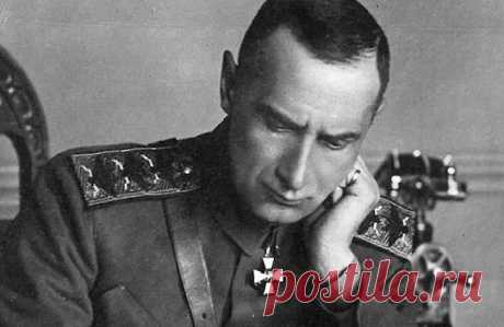 Ростислав Колчак: как сын белого адмирала воевал против Гитлера По книгам и фильмам широко известна история романтической связи Александра Колчака и переводчицы Анны Тимирёвой, жившей с ним в Омске. При этом в тени остаётся судьба законной семьи адмирала – его супруги Софьи Фёдоровны и единственного выжившего сына Ростислава. Отец мечтал сделать из Ростислава военного, однако Колчак-младший взял в руки оружие лишь однажды в жизни – когда разразилась Вторая Мировая война.