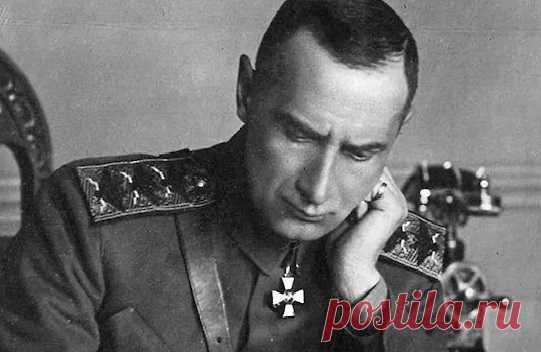 Ростислав Колчак: как сын белого адмирала воевал против Гитлера По книгам и фильмам широко известна история романтической связи Александра Колчака и переводчицы Анны Тимирёвой, жившей с ним в Омске. При этом в тени остаётся судьба законной семьи адмирала – его супруги Софьи Фёдоровны и единственного выжившего сына Ростислава. Отец мечтал сделать из Ростислава военного, однако Колчак-младший взял в руки оружие лишь однажды в жизни – когда разразилась Вторая Мировая война.
