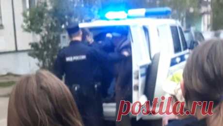 В Ярославле мужчина, вооруженный ножом, угрожал подросткам. Житель Ярославля угрожал группе подростков ножом, на место пришлось вызывать полицию. Об этом сообщает портал &quot;76.ru&quot;. О произошедшем рассказали в социальных сетях жители микрорайона Липовая гора. По словам очевидцев, между ...