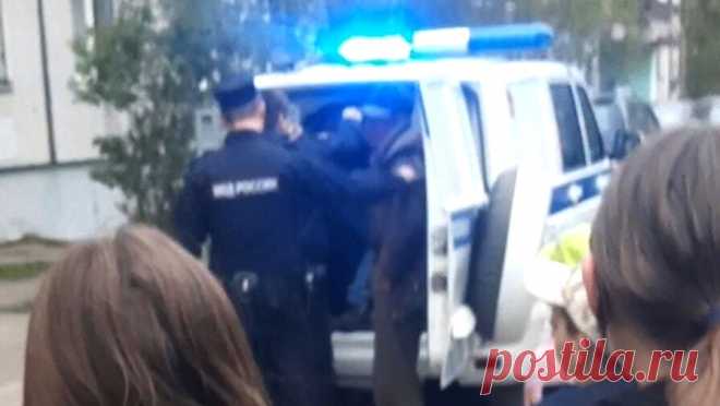 В Ярославле мужчина, вооруженный ножом, угрожал подросткам. Житель Ярославля угрожал группе подростков ножом, на место пришлось вызывать полицию. Об этом сообщает портал "76.ru". О произошедшем рассказали в социальных сетях жители микрорайона Липовая гора. По словам очевидцев, между ...