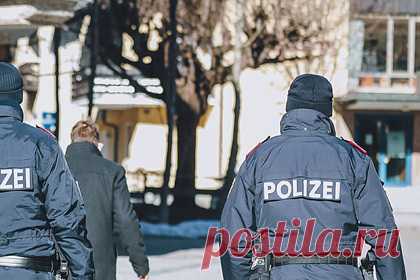 Австриец год держал труп своей матери в подвале ради получения ее пенсии. В Австрии мужчина более года держал труп своей матери в подвале ради ежемесячного получения ее пенсии. По информации полиции, 89-летняя женщина умерла естественной смертью в июне 2020-го. Ее 66-летний сын положил тело в подвал и использовал пакеты со льдом и бинты, чтобы замаскировать запах.