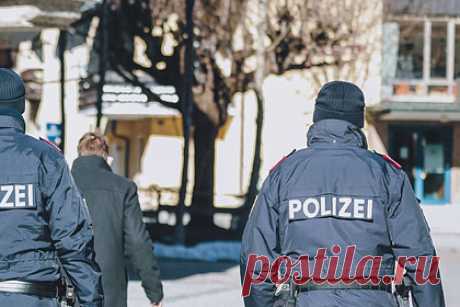 Австриец год держал труп своей матери в подвале ради получения ее пенсии. В Австрии мужчина более года держал труп своей матери в подвале ради ежемесячного получения ее пенсии. По информации полиции, 89-летняя женщина умерла естественной смертью в июне 2020-го. Ее 66-летний сын положил тело в подвал и использовал пакеты со льдом и бинты, чтобы замаскировать запах.