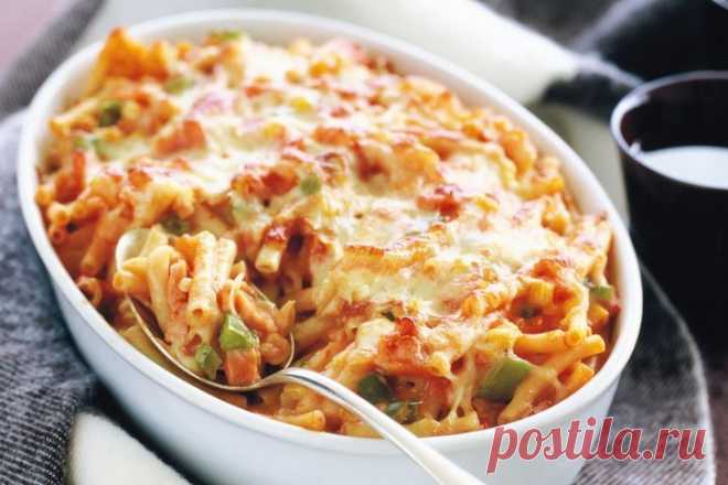 Tomato macaroni cheese bake