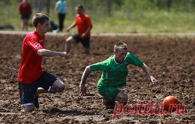 "Готовы окунаться за свои деньги". Как в России спасают болотный футбол. Организатор российских турниров отметил, что вид спорта держится исключительно на его вложениях и взносах участников соревнований