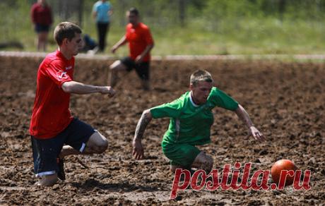 &quot;Готовы окунаться за свои деньги&quot;. Как в России спасают болотный футбол. Организатор российских турниров отметил, что вид спорта держится исключительно на его вложениях и взносах участников соревнований