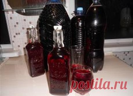 КАК приготовить вкусное домашнее ВИНО?
Ингредиенты для вина из винограда:
виноград – 10 кг;
сахар-песок – 2,5-3 кг.
Рецепт вина из винограда в домашних условиях:
1. Берем немытые (это очень важно, иначе брожения не произойдет) виноградные грозди и тщательно обираем с них ягоды.
2. В эмалированном ведре давим руками или толкушкой небольшими порциями виноград до сильного появления сока.
3. Затем прикрываем емкость марлей и оставляем для брожения в тепле примерно на 4-5 дней....