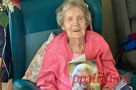100-летняя женщина назвала спокойствие причиной своего долголетия. Жительница Великобритании отметила 100-летний юбилей и назвала причину своего долголетия. Луиза Пирсон из города Лутон оставила школу в 14 лет, чтобы работать с друзьями в пекарне. Во время войны она трудилась на ферме, а после стала уборщицей. Она считает, что прожила так долго благодаря позитивному настрою.