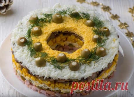 Салаты со сметаной на Новый год 2019: простые и вкусные рецепты В последнее время к майонезу мы стали относиться настороженно, не безосновательно полагая, что его злоупотреблением можно навредить своему здоровью. На праздник, все конечно расслабляются и позволяют отведать таких вкусных салатиков с майонезом. Однако, есть рецепты очень вкусных салатов, в которых сметана, как заправка более органично воспринимается на вкус. Такими салатами – новинками, приготовленными в соот...