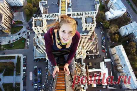 10 фотографий, за которыми стоят леденящие душу истории Джон Леннон дает автограф своему убийце, ничего не подозревающие отец и дочь фотографируются рядом с машиной со взрывчаткой, девушка делает селфи за пару минут до смерти… За каждым из этих фото стоит страшная история