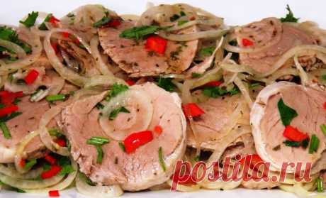Сочная мясная закуска с маринованным луком! Съедается моментально Очень вкусная и пикантная мясная закуска.