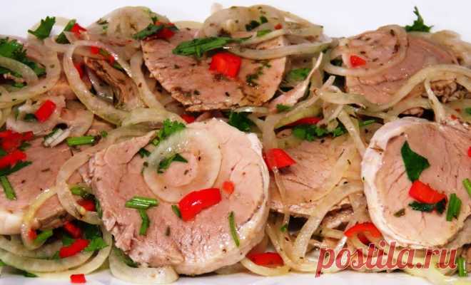 Сочная мясная закуска с маринованным луком! Съедается моментально Очень вкусная и пикантная мясная закуска.