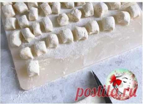 Ленивые вареники
400 гр. творога 9% в брикетах 1 яйцо 150 гр. муки (+ обвалять) 3-4 ст.л. сахара Щепотка соли 1. Творог перетираем через сито или взбиваем погружным миксером. 2. Добавляем яйцо, сахар, щепотку соли, постепенно вводим про-сеянную муку, вымешиваем тесто. 3. Присыпаем стол мукой, делим тесто на части и раскатываем колбаски. 4. Нарезаем колбаску на маленькие […]
Читай дальше на сайте. Жми подробнее ➡