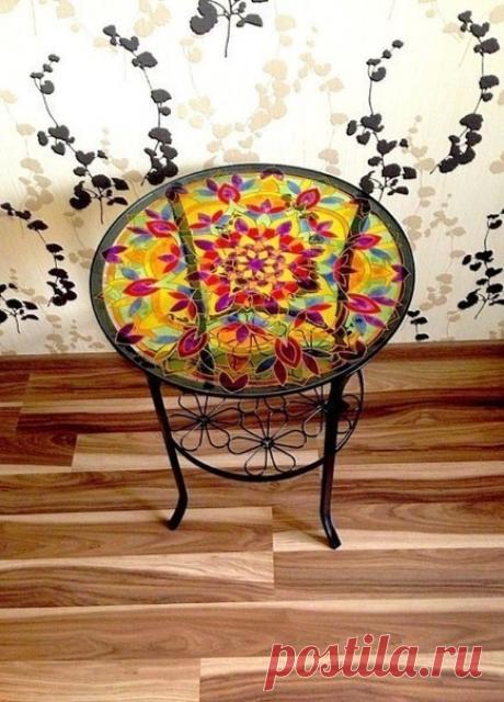 Декор журнального стола с помощью витражных красок