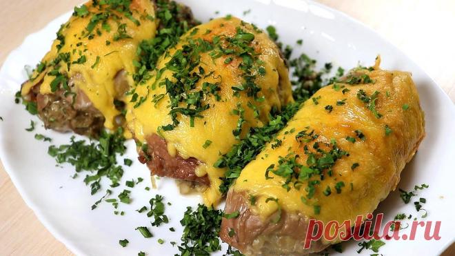 Праздничное горячее! Покорит Всех любителей вкусно покушать! Мясные рулеты с начинкой. Если хотите что-нибудь приготовить вкусненькое  на праздничный или семейный ужин, то этот рецепт то, что Вам нужно.Ингредиенты: Свинина (вырезка) - 500 гр. Шампиньоны - 300 гр. Сметана - 3 ст.л. Мука - 1 ст.л. Лук - 1 шт. Чеснок - 1...