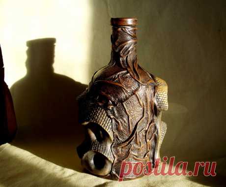 Декорируем бутылку с помощью кожи и керамики