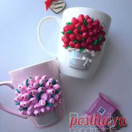 Теперь и у меня есть в портфолио такие кружечки ☺️💐🌷У многих мастеров видела такие красивущие букеты и руки чесались сделать😁😍 Но у меня как всегда... «почесать» их можно, только когда придёт заказ 😄😌🌷А розовая кружечка в наличии - 950₽🌷 #кружкасдекором #кружкавподарок #ручнаяработаназаказ #ручнаяработакраснодар #полимернаяглина #тюльпаны #цветы #кружкасцветами