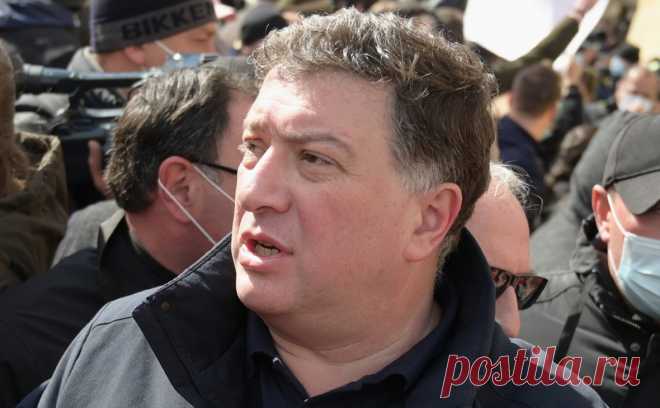 Полиция задержала экс-мэра Тбилиси у суда, где слушается дело Саакашвили. Полицейские задержали нескольких человек, в том числе одного из лидеров оппозиции и бывшего мэра Тбилиси Гиги Угулаву перед зданием Тбилисского городского суда, где идет процесс над экс-президентом Грузии Михаилом Саакашвили.